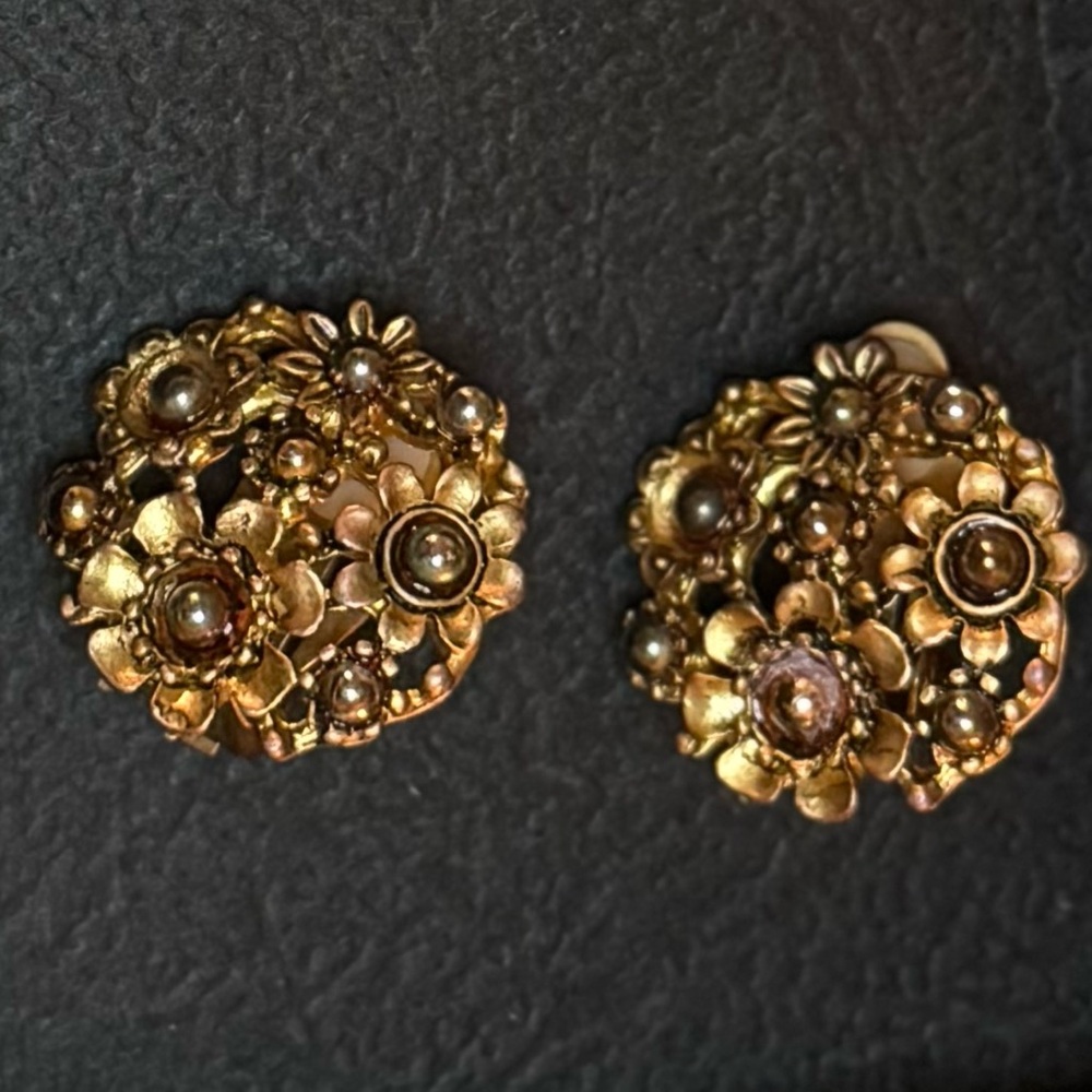 VTG Gorgeous Brassy Gold Floral Cluster w/ Grey Pearls Earrings - Picture 6 of 16